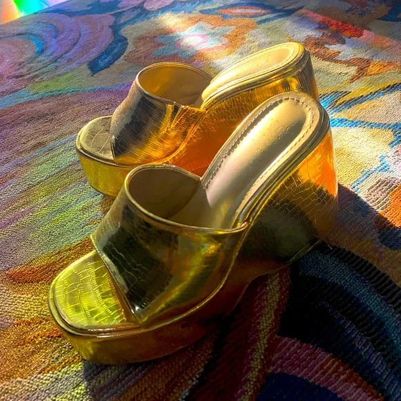 SOLD- Metallic Gold Platform Sandals, Size 7 - Picture 6 of 7
